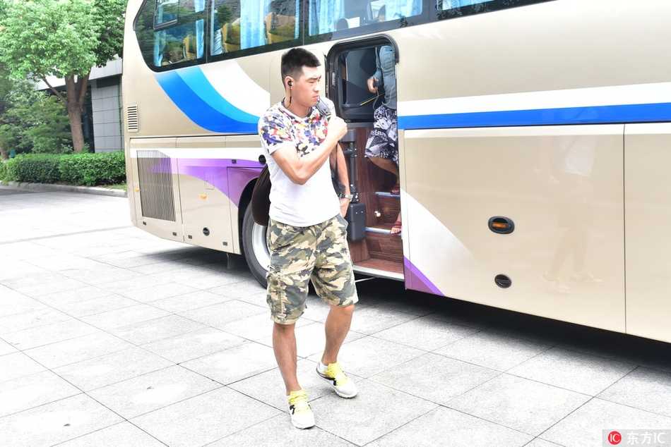 基地训练馆内，汗水早已浸透训练服，球员们在体能教练的指导下进行高强度的核心力量训练，每一次起身、每一次拉伸，都只为在新赛季对抗中占得先机。