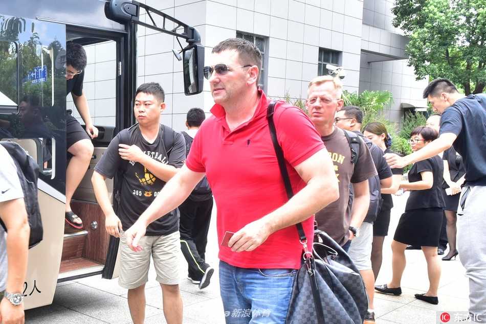 新赛季的期望压在眉梢，队长睢冉在训练间隙神色凝重地望向球场另一端，他的眼神里既有对防守端重任的担当，也饱含着对球队走得更远的无限憧憬。