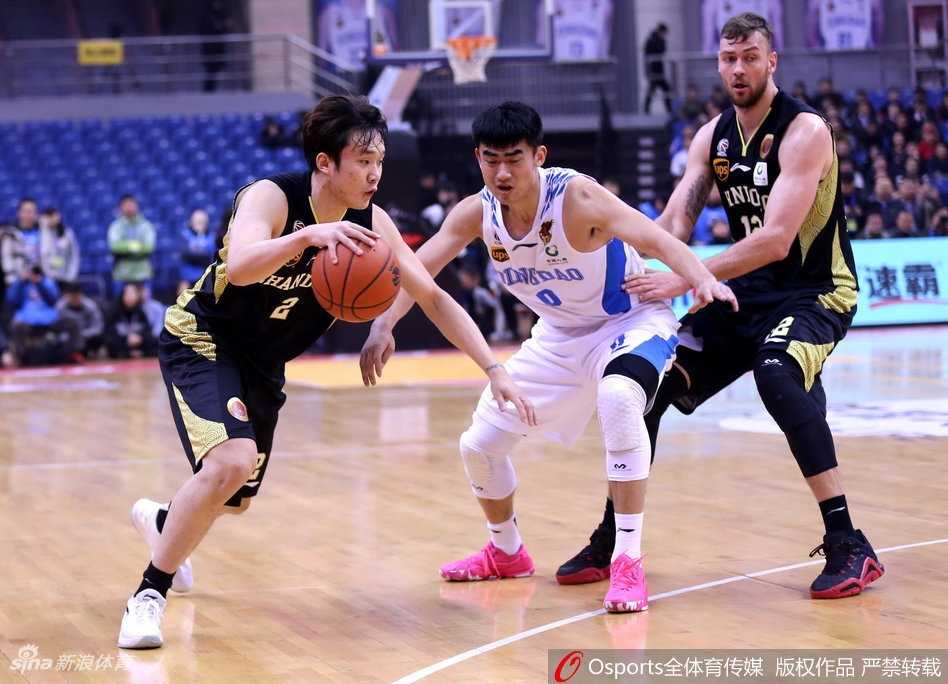 齐鲁德比丁神狂砍四十一分 山东客场大胜青岛完成复仇 贾诚高高跃起,在多名青岛队球员头上摘下一个宝贵的前场篮板,他的拼抢为山东队赢得了二次进攻机会。