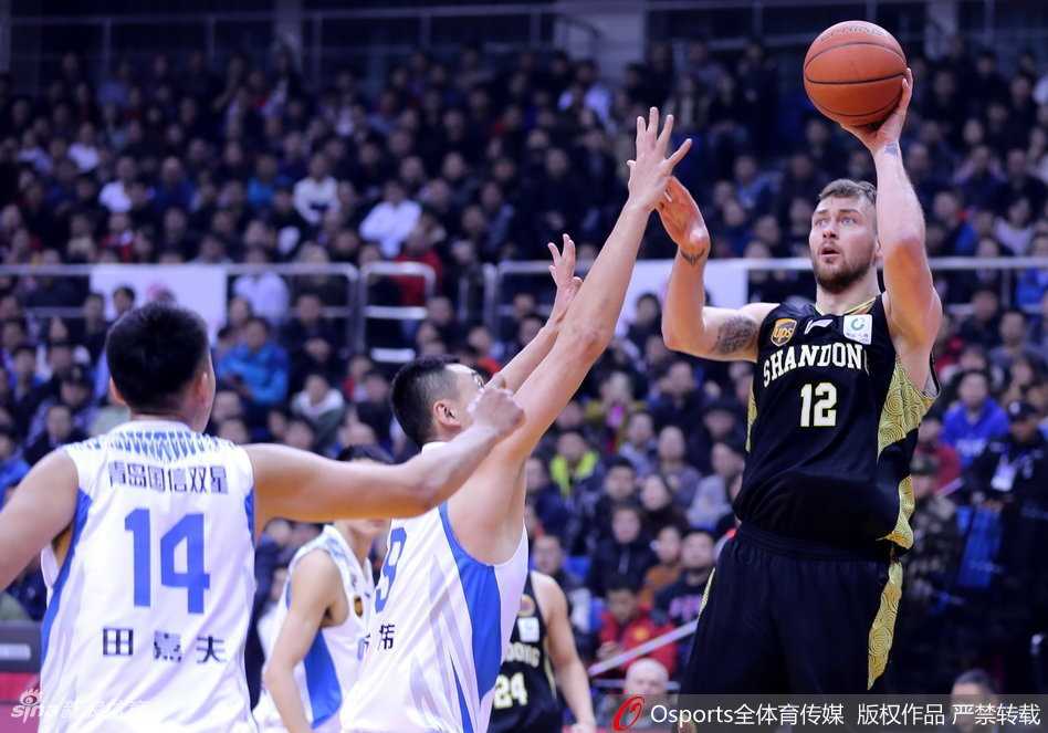 齐鲁德比丁神狂砍四十一分 山东客场大胜青岛完成复仇 莫泰尤纳斯在篮下强起,单手劈扣,力压青岛队防守球员,展现了欧洲内线的强悍统治力。