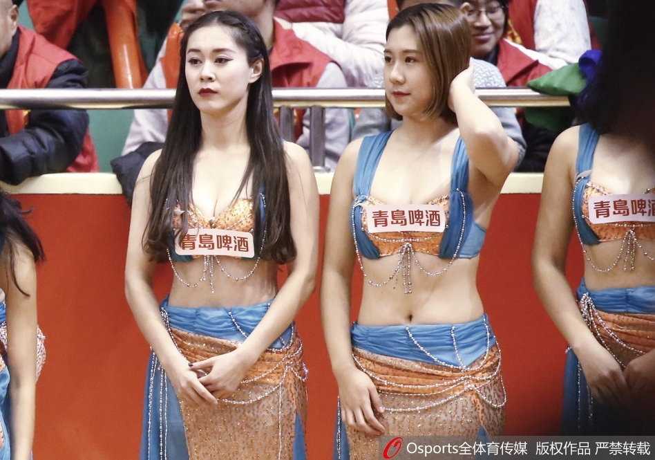 趁着比赛暂停的间隙，山东高速的篮球宝贝们在场地中央迅速集结，她们随着强烈的鼓点扭动身躯，披肩长发随风飞舞，脸上洋溢着极具感染力的自信笑容，瞬间驱散了场上因球员受伤带来的紧张阴霾。