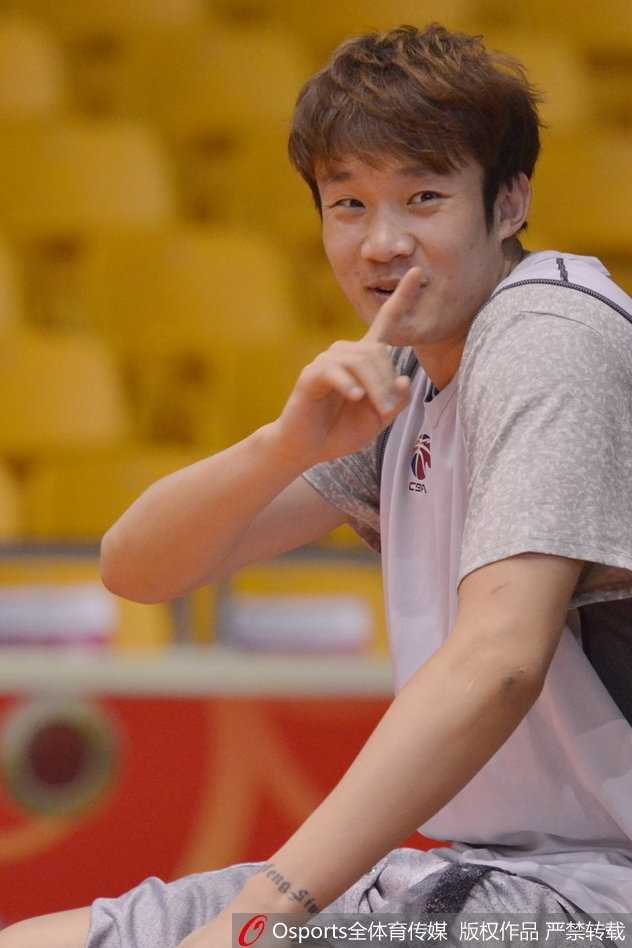 齐鲁德比前最后一练很欢乐 丁彦雨航化身“开心果”率队静候浙江 丁彦雨航在训练中调皮地吐着舌头,搞怪的表情让人忍俊不禁,看来赛前的压力早已被他抛到了九霄云外。