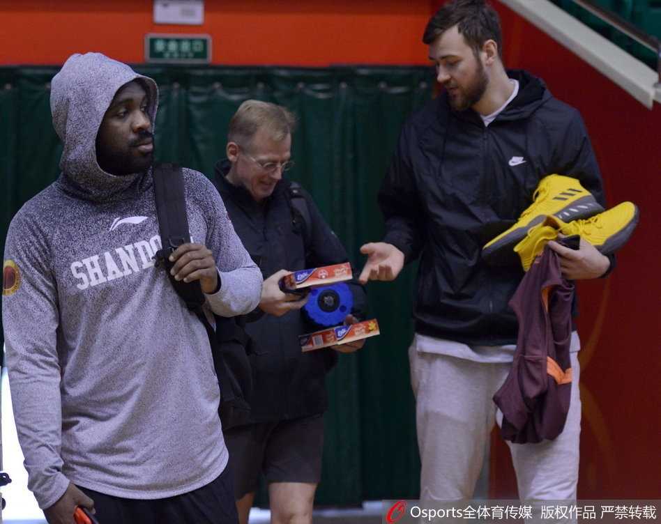 齐鲁德比前最后一练很欢乐 丁彦雨航化身“开心果”率队静候浙江 在赛前热身时,丁彦雨航心情大好,他一边运球一边忍不住笑出声来,搞怪的表情仿佛在告诉队友今晚的比赛稳了。