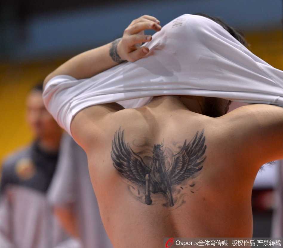 齐鲁德比前最后一练很欢乐 丁彦雨航化身“开心果”率队静候浙江 丁彦雨航在场下与队友交流时笑容满面,轻松的氛围弥漫在整个山东男篮的训练场上,每个人都对接下来的比赛充满信心。