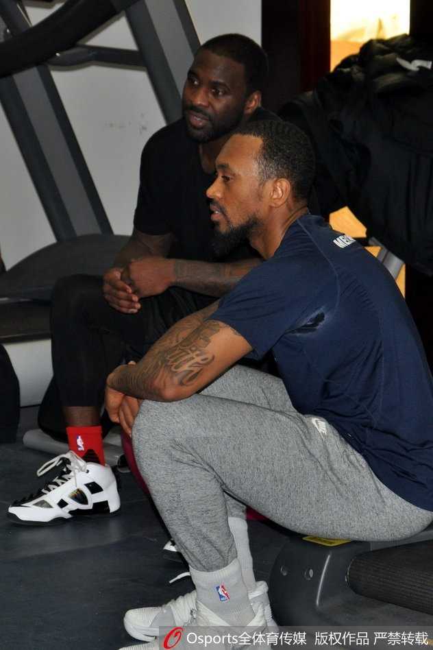 齐鲁德比前温情一幕:劳森归队即与丁彦雨航相谈甚欢,山东高速静待季后赛首战 丁彦雨航在训练中单手抛射,皮球划过一道优美的弧线直奔篮筐。他神情专注,即便是在投篮练习中也一丝不苟,汗水已经浸湿了他的训练背心,显示出其备战状态极佳。