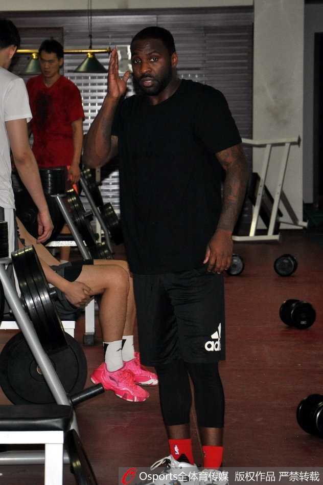 齐鲁德比前温情一幕:劳森归队即与丁彦雨航相谈甚欢,山东高速静待季后赛首战 泰·劳森在训练中持球突破,面对防守球员的干扰,他利用节奏变化强行切入。他的眼神犀利,肌肉线条在球衣下清晰可见,仿佛在告诉所有人他已经为季后赛的恶战做好了准备。