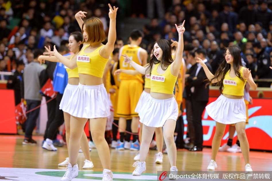 即使是在暂停间隙，宝贝们也不遗余力地挥动双臂，银色亮片上衣在灯光下闪闪发光，她们用充满张力的舞步为即将上场的战士加油打气，那纤细的腰肢里仿佛蕴藏着巨大的能量。