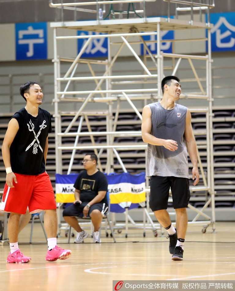 陶汉林与吴轲两位内线在篮下进行攻防练习，肌肉碰撞的声音此起彼伏，两人在对抗中咬牙坚持，展现出山东大汉的硬朗球风。