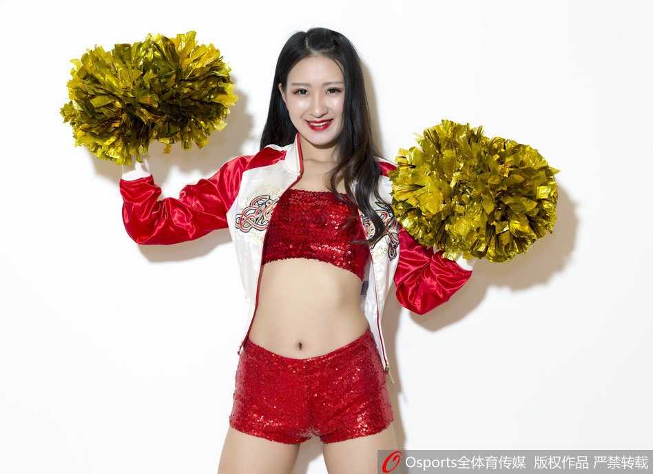 身着蓝白相间表演服的啦啦队员们在场地中央排成队列，动作整齐划一，充满力量感的舞步搭配动感节奏，让整个球馆的温度瞬间飙升。