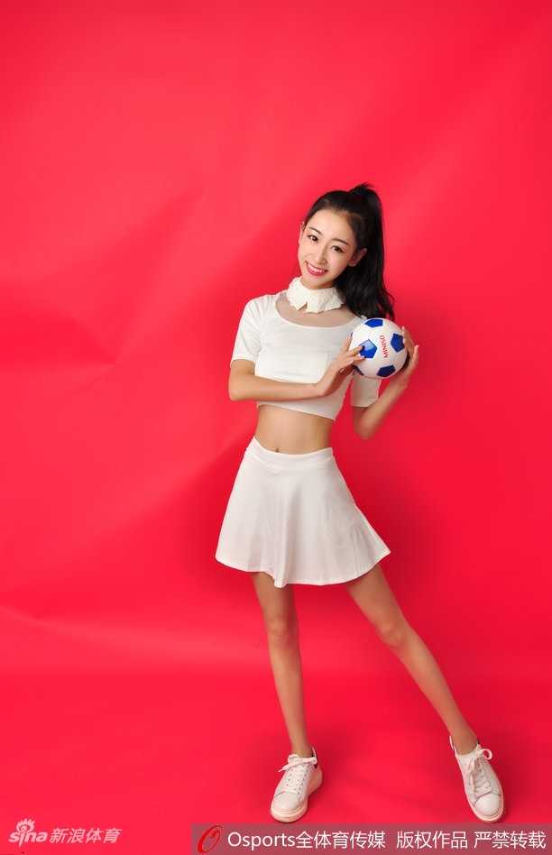 动感舞姿定格瞬间，小雯随着强劲的音乐节拍展现柔韧与力量之美