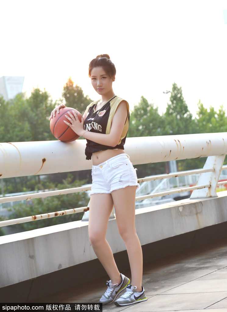 聚光灯下，山东篮球宝贝们身着亮黄色活力套装，随着动感节拍尽情舞动，灿烂的笑容如同冬日暖阳，瞬间点燃了整个场馆的热情。