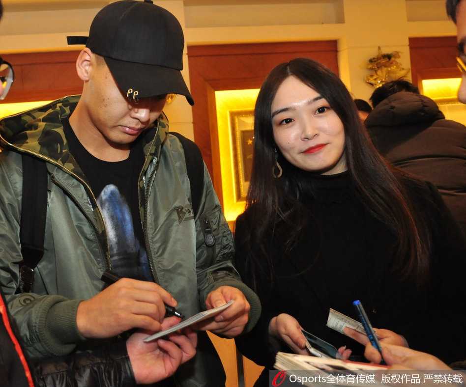 齐鲁烽火再燃:广东宏远众将兵临济南,山东球迷热情相迎 广东队主教练尤纳斯神情严肃地走在队伍前列,目光如炬审视着陌生的环境,手中紧握的战术板上似乎已写满了对山东主场的气势的应对之策。