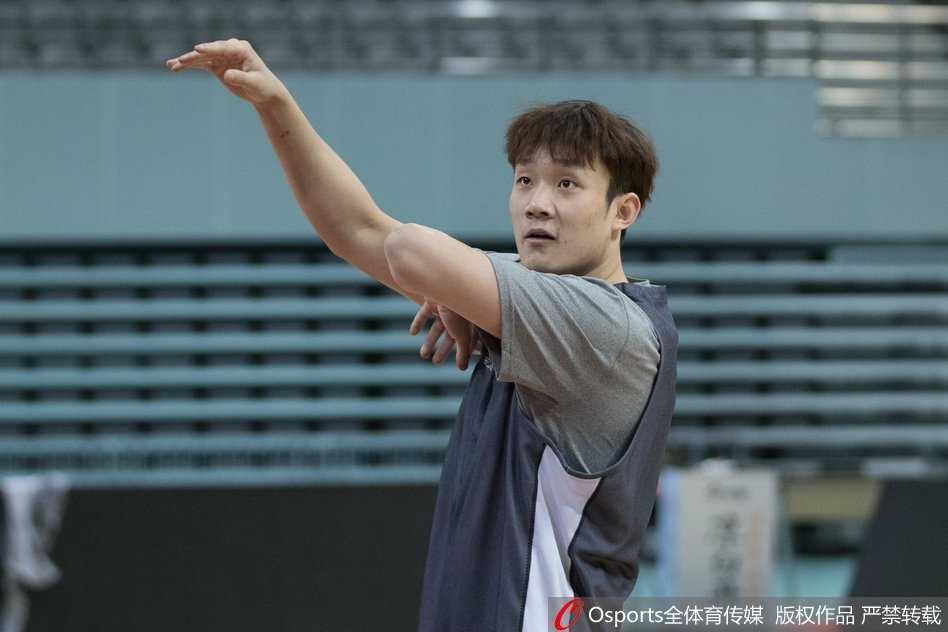 齐鲁烽火那年冬:回望山东男篮的梦幻一季与丁彦雨航的巅峰时刻 训练场上,丁彦雨航在队友的防守下强行突破,身体在空中形成一道优美的弧线,展现出惊人的核心力量。