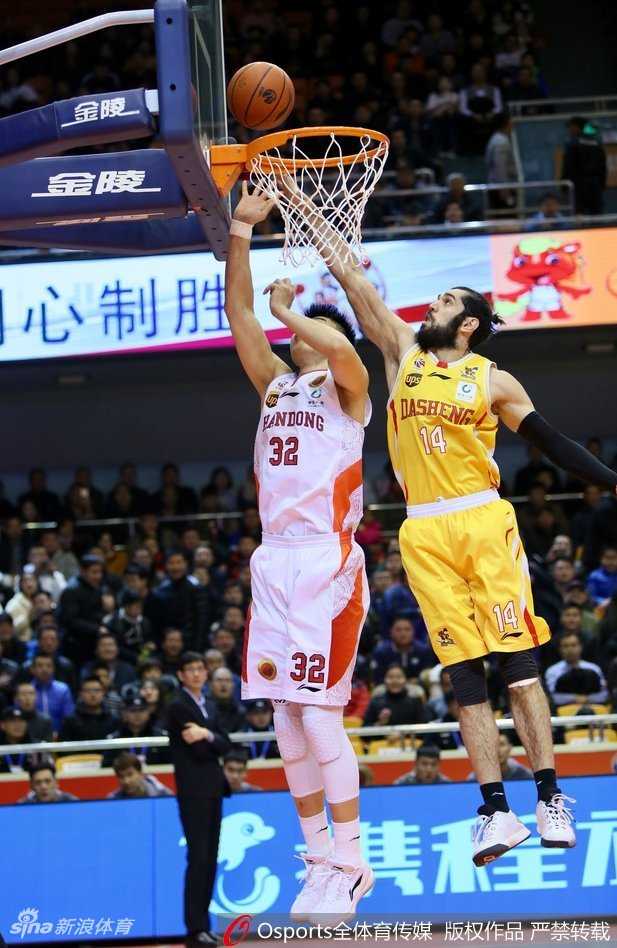 丁彦雨航单挑巴赫拉米，面对号称亚洲第一小前锋的防守，丁彦雨航毫无惧色，持球强行突破瞬间