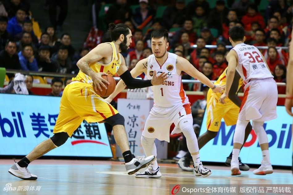 劳森妙传瞬间！泰-劳森面对防守，眼神看向远方，却突然送出一记手术刀般的背后传球，队友接球后直接形成攻击篮筐的机会