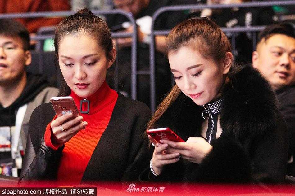 齐鲁玫瑰俏鹏城,丁彦雨航身后那道最温柔的助威声 丁彦雨航女友举起手机对着球场拍照,背景里是模糊的观众和璀璨的场馆灯光,她的侧脸轮廓柔和,正试图透过小小的取景框,将男友在赛场上的高光时刻定格为永恒的记忆。