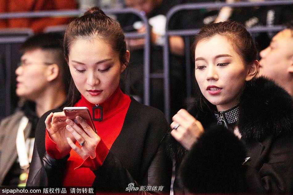 齐鲁玫瑰俏鹏城,丁彦雨航身后那道最温柔的助威声 特写镜头下,小丁女友托腮凝望球场,嘴角挂着一抹不易察觉的浅笑,闪烁的现场灯光映在她清澈的眸子里,仿佛整个喧嚣的世界都与她无关,唯有那个身披战袍的他是唯一焦点。