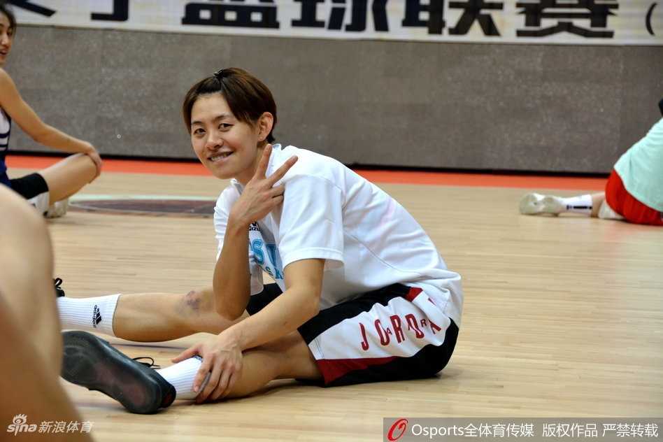 齐鲁玫瑰静待绽放:山东女篮新老合力剑指WCBA新篇章 训练馆内,张子宇在教练组的单独指导下进行低位背身单打练习,她的身高优势在篮下显得尤为突出,队友们仰头观摩学习。