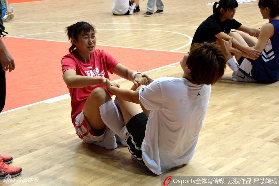 齐鲁玫瑰静待绽放:山东女篮新老合力剑指WCBA新篇章 杨衡瑜在对抗训练中持球突破,防守队员奋力拦截,训练氛围紧张激烈,展现了球队良好的竞技状态。