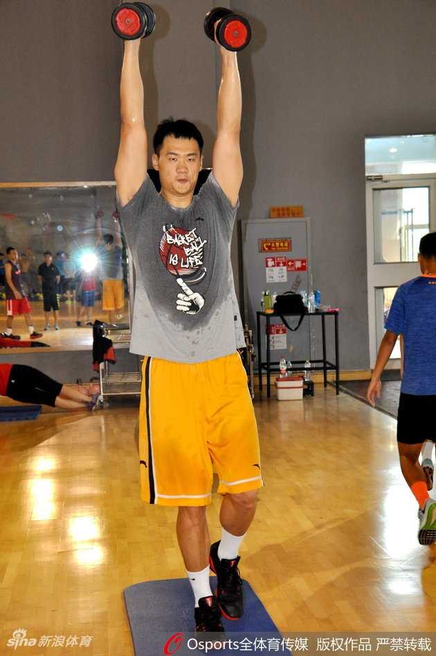 齐鲁盛夏练兵忙 王汝恒贾诚吴轲力量房挥汗如雨 贾诚正在进行大重量杠铃卧推,胸口剧烈起伏,汗水早已浸透了他的训练背心