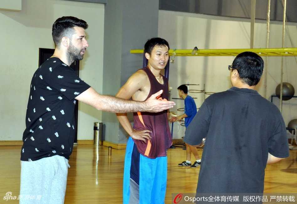 齐鲁盛夏练兵忙 王汝恒贾诚吴轲力量房挥汗如雨 吴轲独自一人在深蹲架前调整呼吸,眼神坚定地盯着前方的镜子,准备进行下一组深蹲