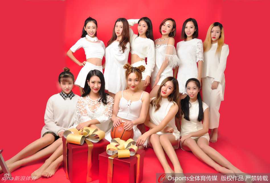 齐鲁篮球宝贝新春绽放 白衣胜雪舞动火热青春 身穿白色运动装的篮球宝贝,在镜头前跃起,裙摆飞扬,笑容比新春的烟火还要灿烂。