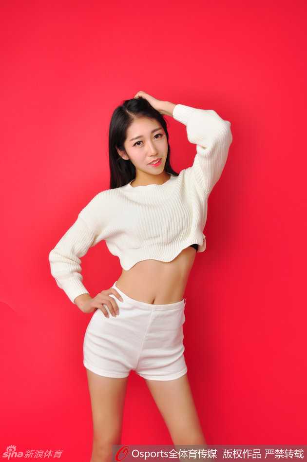 齐鲁篮球宝贝新春绽放 白衣胜雪舞动火热青春 两位宝贝背靠背站立,眼神望向远方,一颦一笑间尽显少女的娇俏与属于运动员的挺拔。