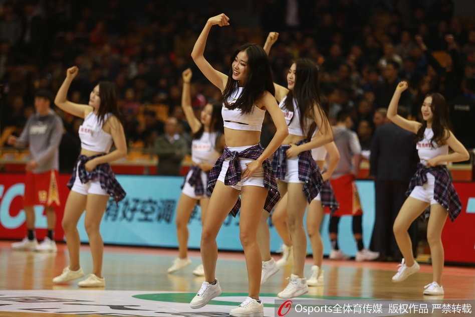 齐鲁篮筐上的风景线 山东篮球宝贝百变服装秀闪耀CBA赛场 表演的最后,宝贝们排列成行向观众致意,她们红白相间的青春装扮与手中挥舞的彩球,定格了2017-2018赛季这个夜晚关于篮球与美丽的双重记忆。