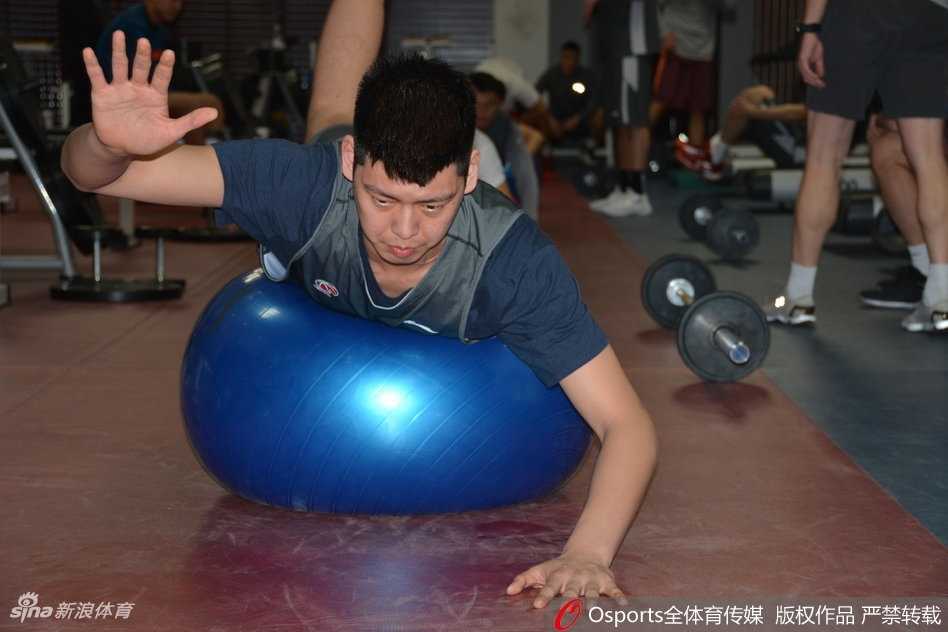 训练馆一隅，球员们正在进行核心力量的辅助训练，汗水浸湿了衣衫