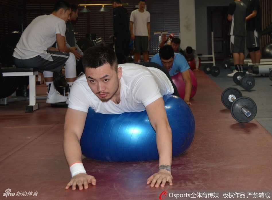 训练间歇，主教练邱彪手持战术板，正为球员们详细讲解跑位要点