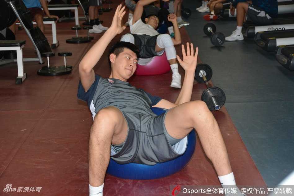 老将陶汉林在篮下卡位要球，眼神中透露出对胜利的坚定渴望