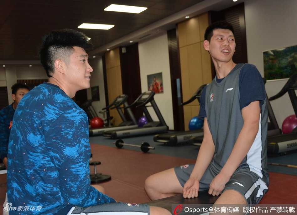 山东男篮众将帅齐聚训练馆，准备开始高强度对抗训练