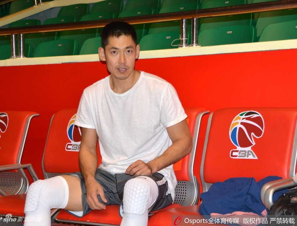 夕阳余晖透过训练馆的窗户洒在地板上，映照着球员们结束训练后收拾器材的身影