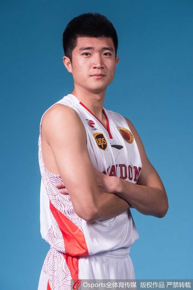 老将张庆鹏神情坚毅，他的经验与三分冷箭将成为山东队替补席上不可或缺的致命武器。