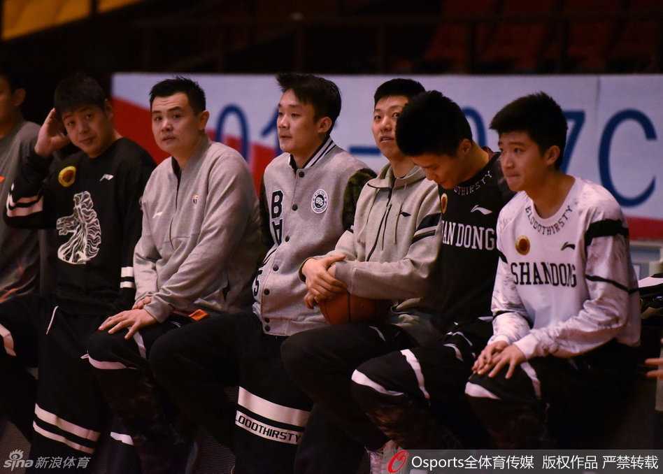 本土MVP丁彦雨航在训练中双手撑膝，霸气侧漏，眼神中透露出决战前的坚定与大佬气质。