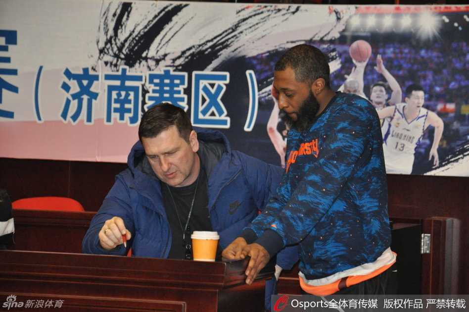 普莱斯在训练中认真练习投篮，他的手型略显兰花指状，这位救火外援用精准的投篮证明了自己的价值。