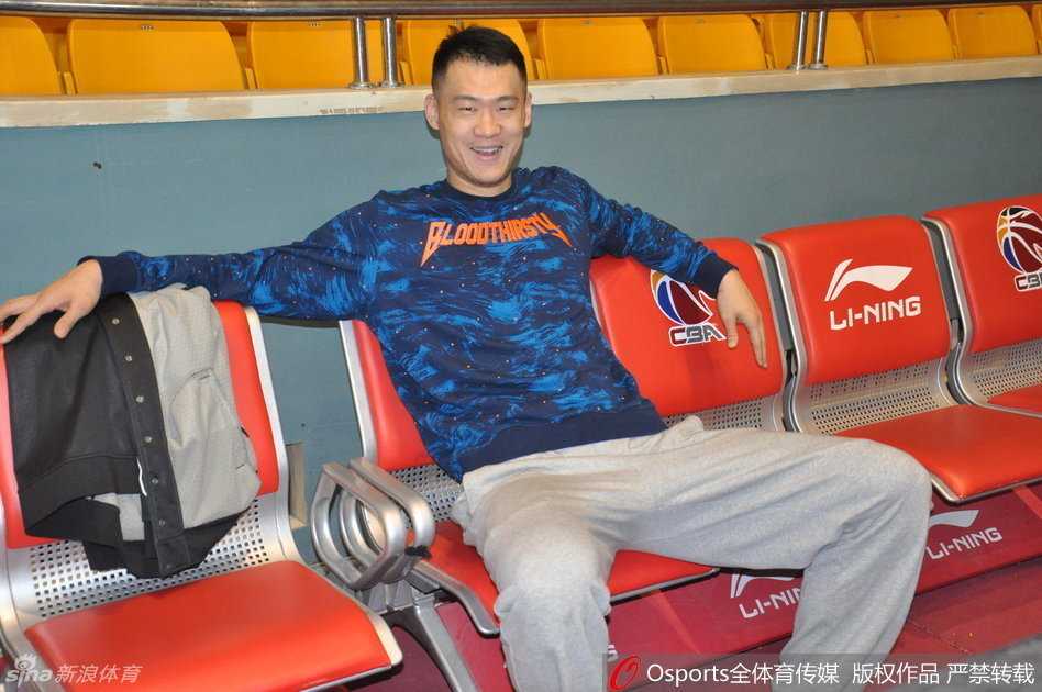 山东队内线群星“几大金刚”在训练中排开，他们是球队的脊梁，即将面对新疆豪华内线的残酷肉搏。