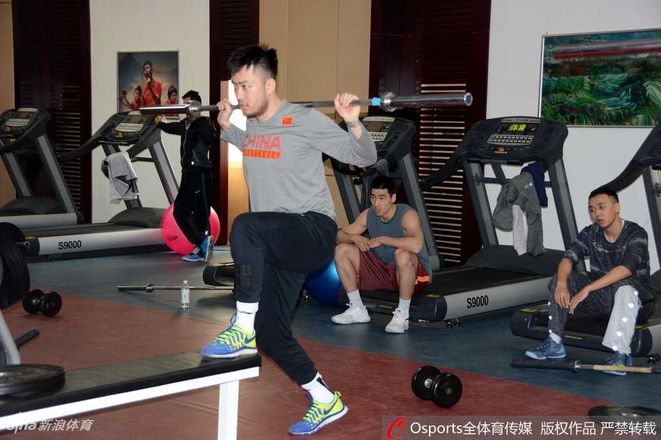 齐鲁铁军蓄势待发,山东高速男篮吹响季后赛冲锋号 训练场上,山东男篮的队员们挥汗如雨,专注地进行着战术配合演练,每一次跑动和传球都彰显着团队的默契与对胜利的渴望。