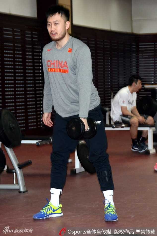 齐鲁铁军蓄势待发,山东高速男篮吹响季后赛冲锋号 在一次成功的防守后,山东男篮的队员们围在一起,相互击掌鼓励,眼神中充满了坚定与信任,团队的凝聚力在这一刻展现得淋漓尽致。