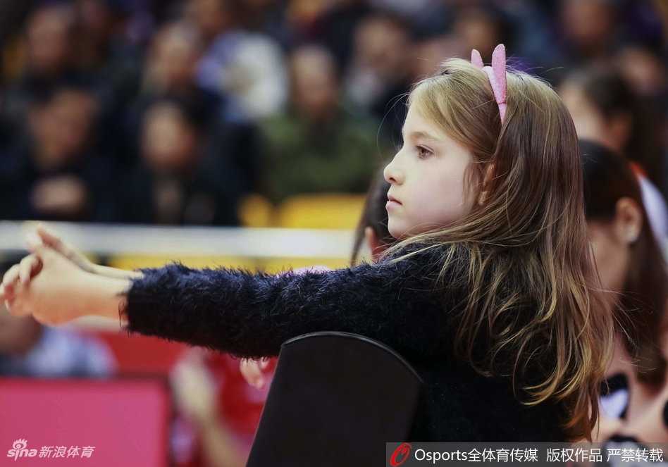 齐鲁铁骑的温柔注脚:回望山东男篮传奇赛季与场边的家人风景 赛后,莫泰尤纳斯将比赛用过的腕带抛向看台,正好落在家人手中,孩子兴奋地举起腕带向爸爸挥舞,场面温馨动人。