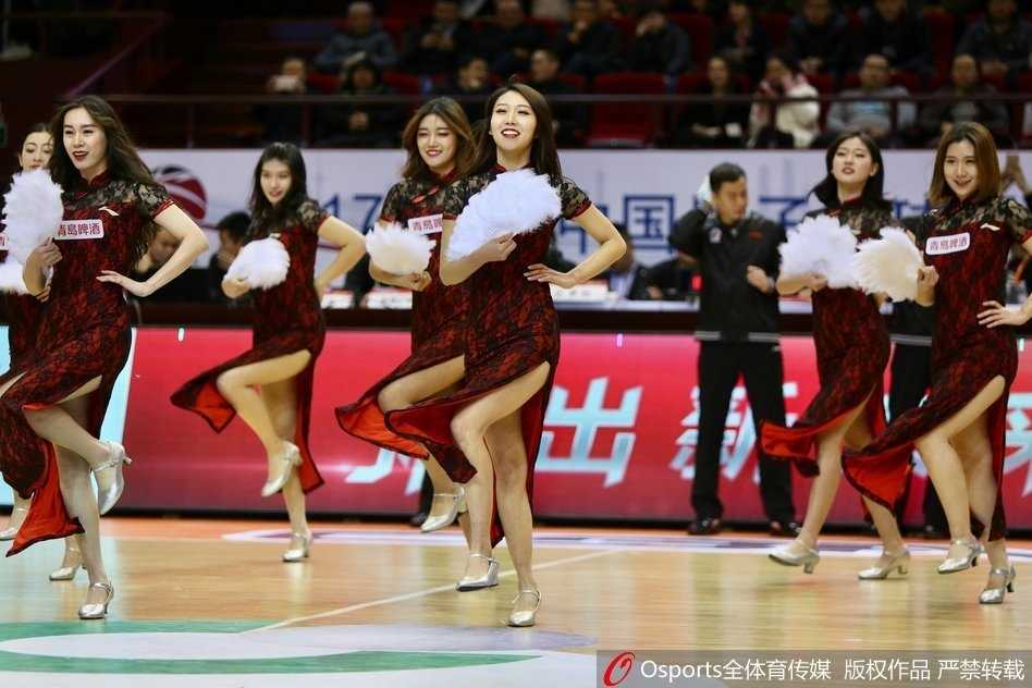 齐鲁韵律闪耀赛场,复古旗袍演绎篮球宝贝别样风情 篮球宝贝们手持金色花球,伴随着动感音乐整齐跃起,复古旗袍的裙摆在空中划出优美弧线,青春的活力与古典的优雅在这一刻完美定格。