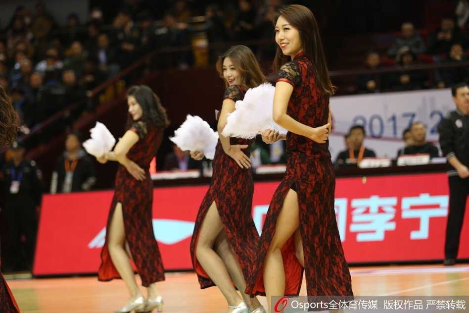 齐鲁韵律闪耀赛场,复古旗袍演绎篮球宝贝别样风情 在赛场璀璨的灯光下,多名啦啦队队员排成一列,同时展现出修长的腿部线条,复古旗袍的独特魅力与篮球赛场的激情碰撞出别样火花。