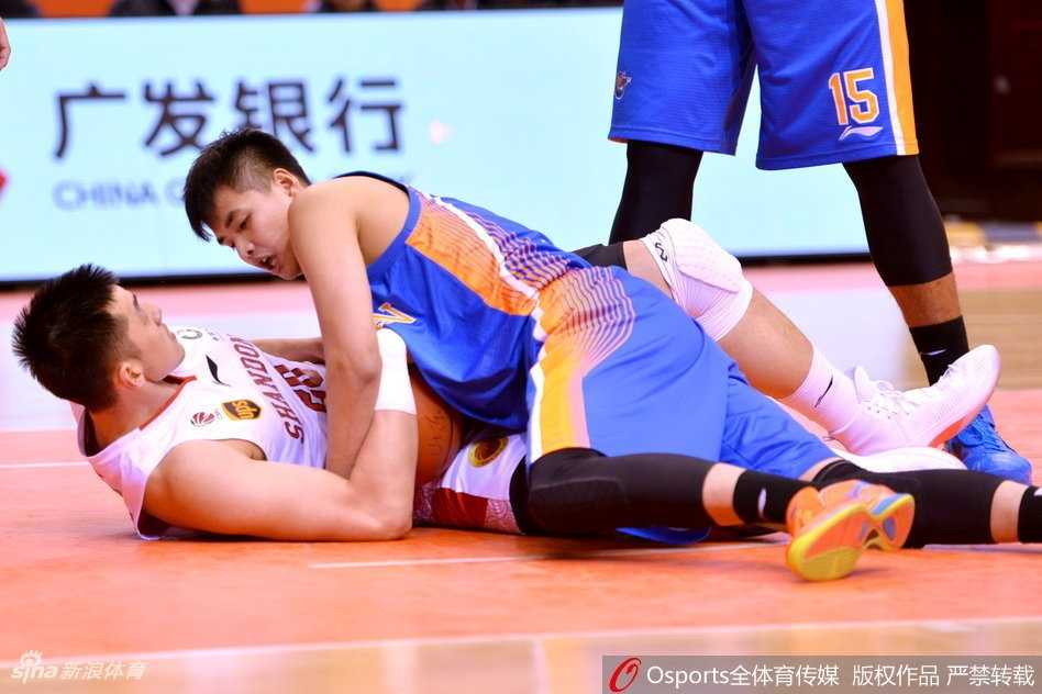 丁彦雨航快攻中欧洲步潇洒上篮，核心风采尽显无遗