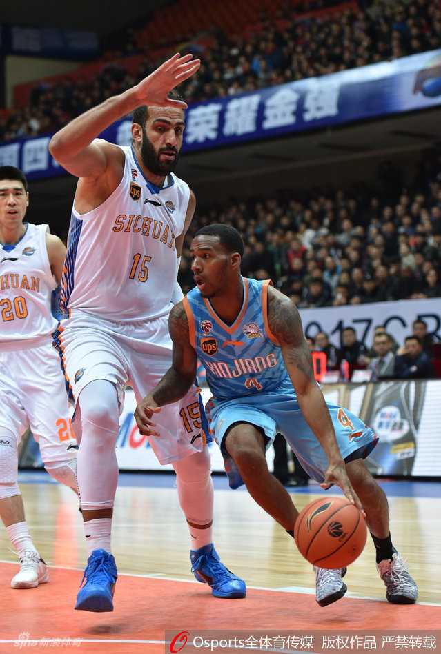 龙争虎斗映照CBA经典瞬间 新疆四川演绎篮下史诗对决 哈达迪泰山压顶般完成双手重扣,落地后捶胸怒吼,气势震动全场