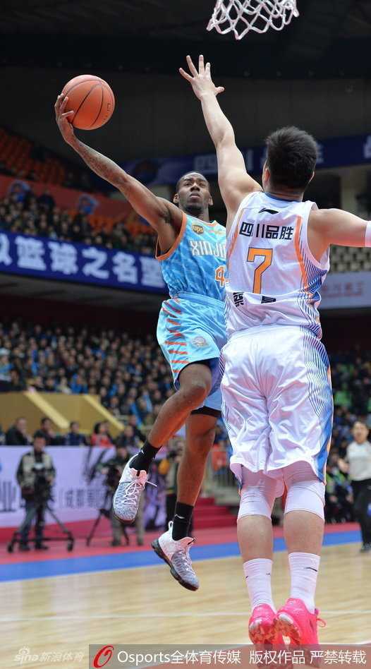 刘炜老练地压低重心运球穿越全场，眼神如炬寻找致命一击的契机