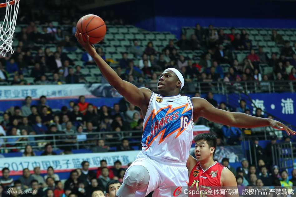 龙争虎斗映篮坛:CBA赛场群星闪耀时 拜克斯如利刃般持球强突禁区,他的眼神坚毅,步伐迅捷,在防守球员的围堵中杀出一条通往篮下的血路。