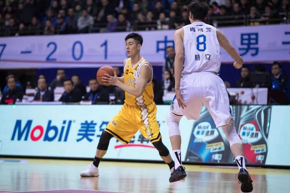 龙争虎斗!福特森率广厦攻克金陵,肯帝亚苦战吞苦果 江苏肯帝亚队吴冠希高高跃起,在空中用一记双手暴扣终结进攻,他的身体在空中完全舒展,展现了年轻内线的惊人爆发力。