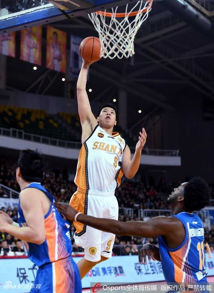 龙城激战正酣 山西汾酒主场斩落四川品胜 四川队外援富兰克林面对旧主毫不手软,他持球加速突破,如利刃般撕开防线,挑战山西队的内线防守。