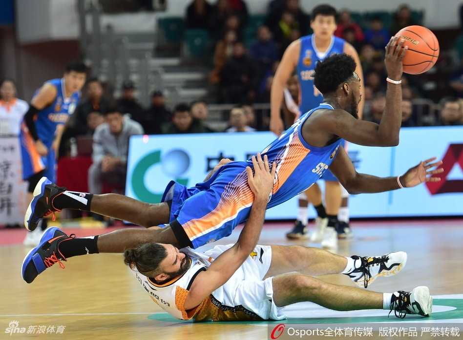 龙城激战正酣 山西汾酒主场斩落四川品胜 比赛结束的哨声吹响,山西队球员们紧紧围在一起,怒吼着庆祝这场来之不易的胜利,团队篮球的力量在此刻绽放。