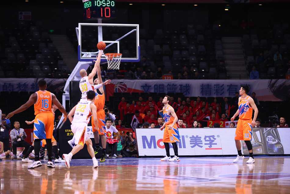 深圳队员在胜局已定时忘情击掌，庆祝这场来之不易的生死战胜利。